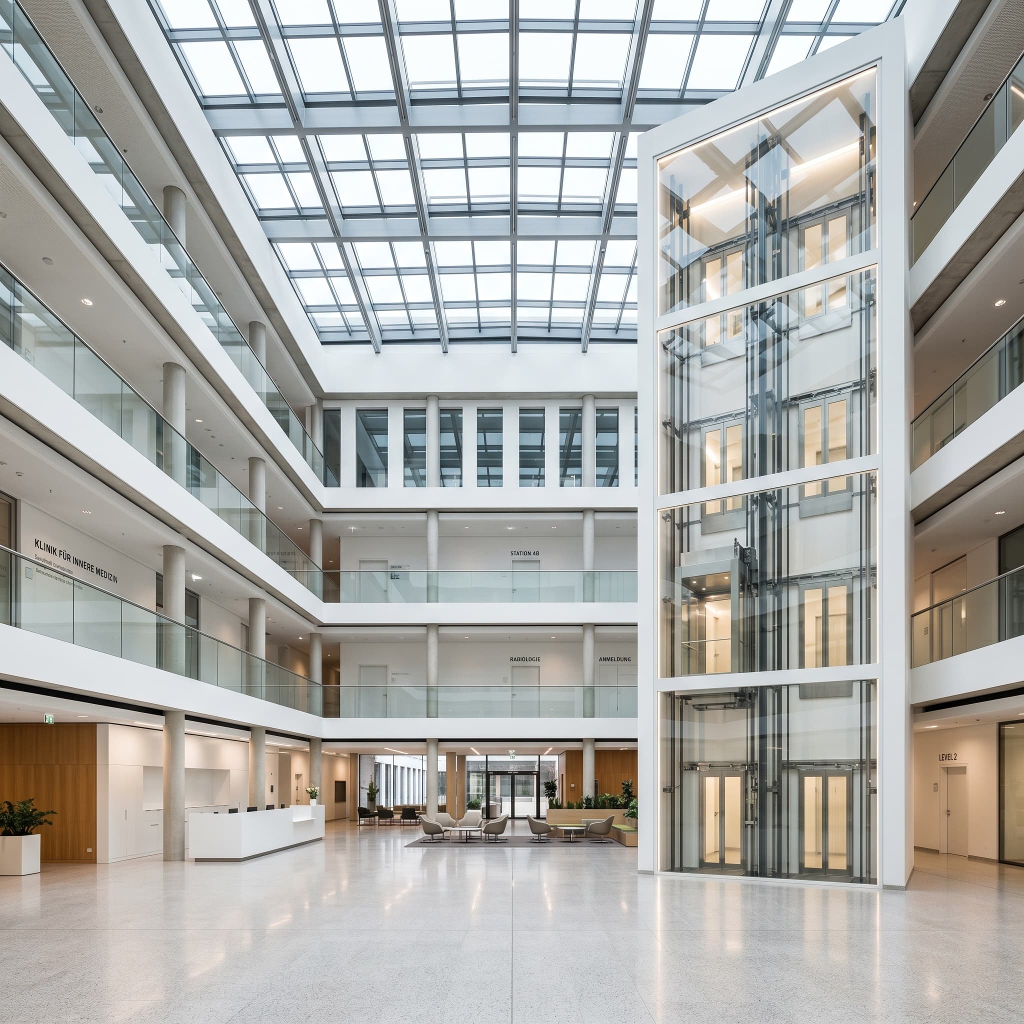 Атриум современного немецкого медицинского центра